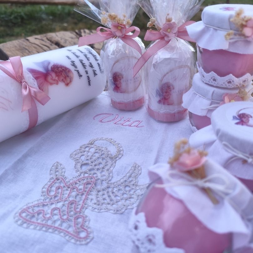 Komplet krstne sveče in krstnega prtička s klekljanim angelčkom - slika 12