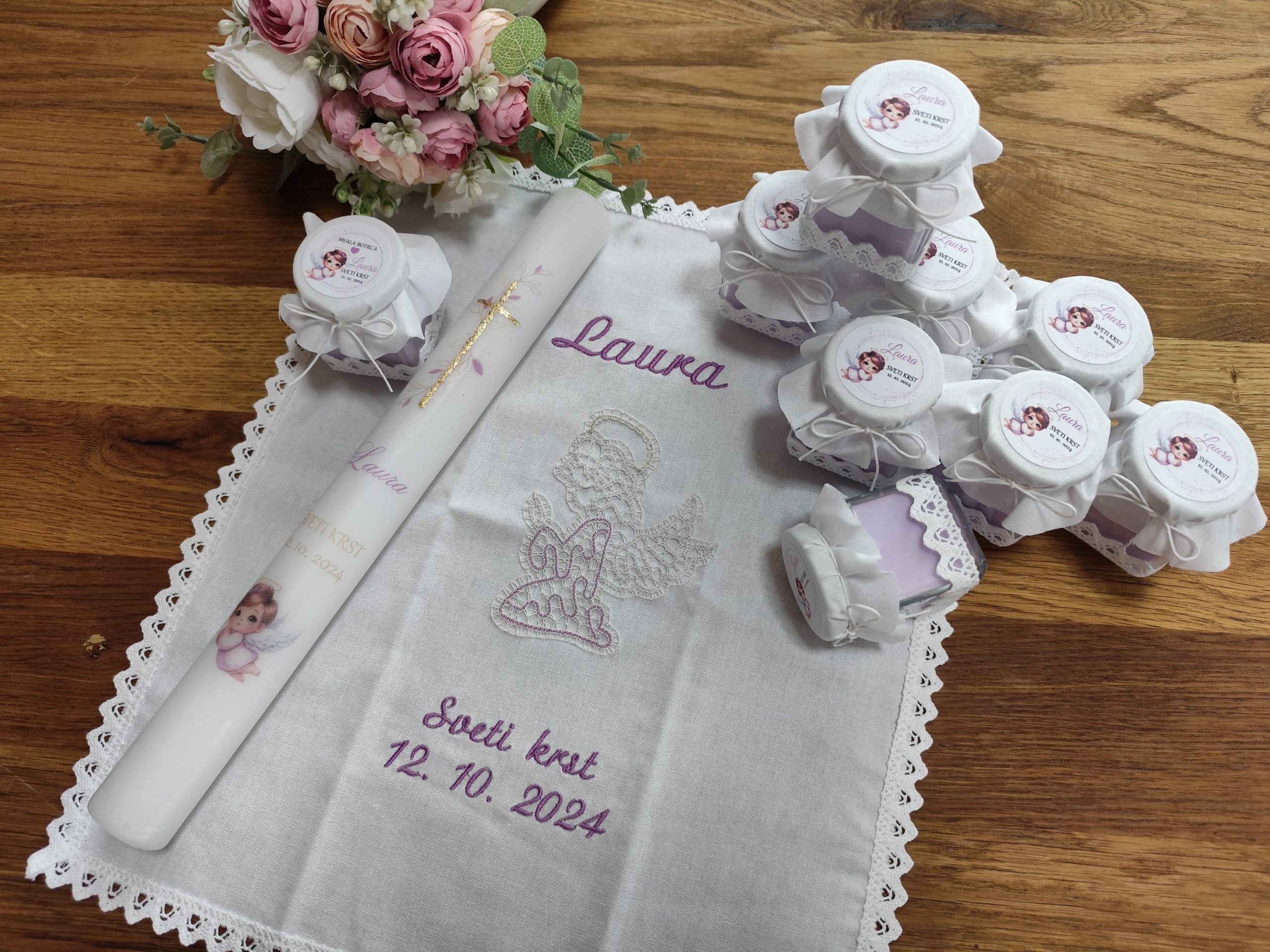 Komplet krstne sveče in krstnega prtička s klekljanim angelčkom - slika 6