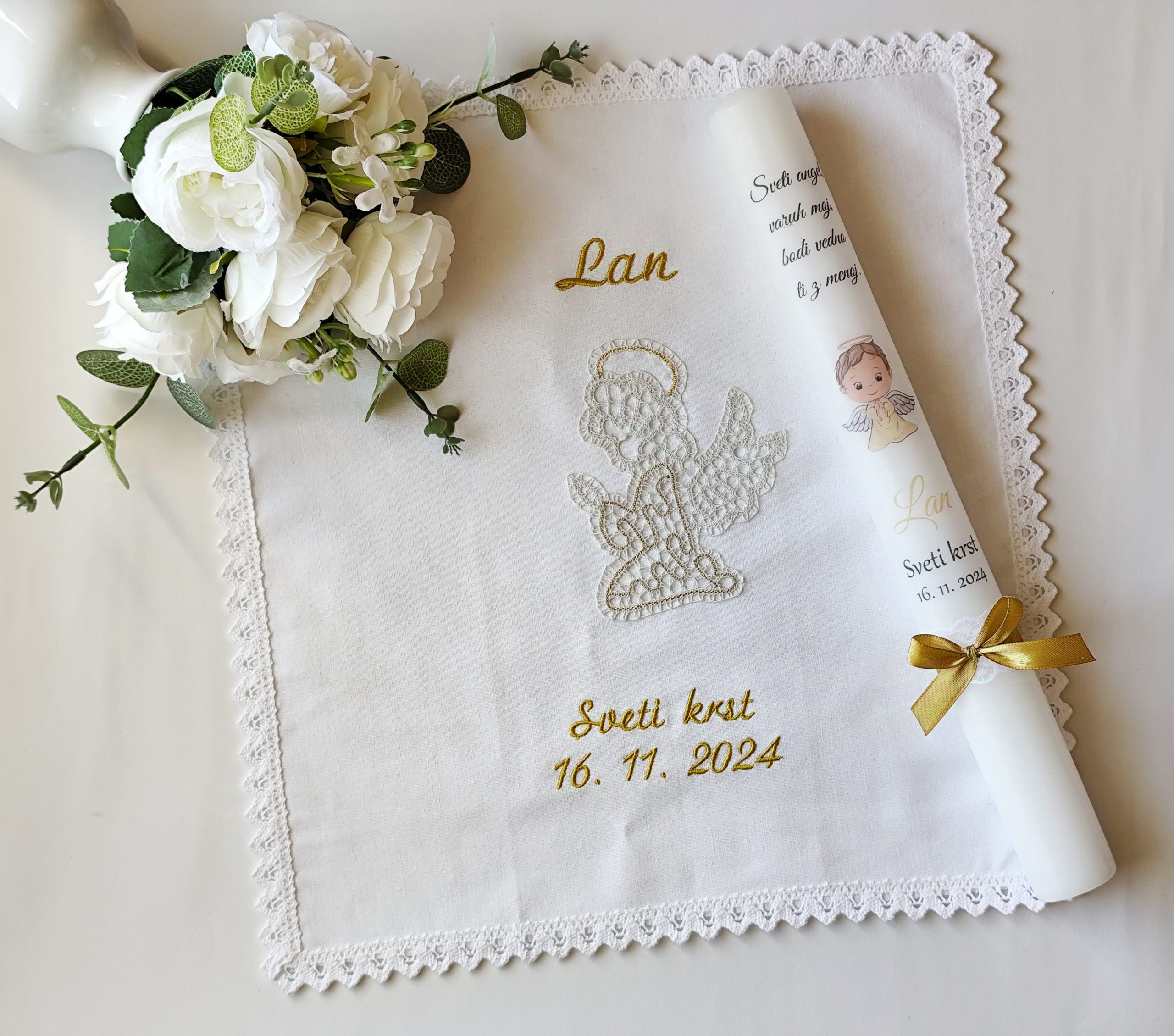 Komplet krstne sveče in krstnega prtička s klekljanim angelčkom - slika 5