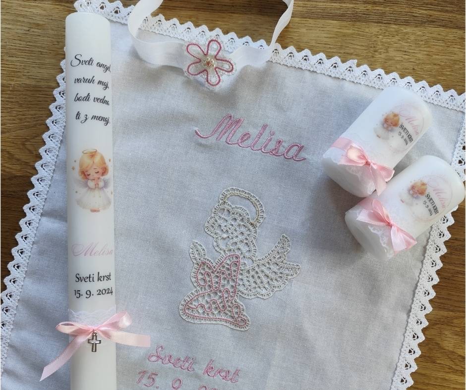 Komplet krstne sveče in krstnega prtička s klekljanim angelčkom - slika 3