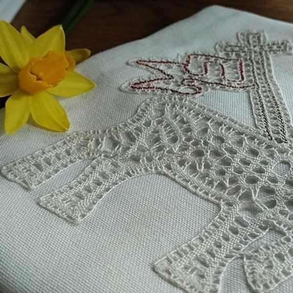 velikonočni prtiček s klekljanim jagenjčkom