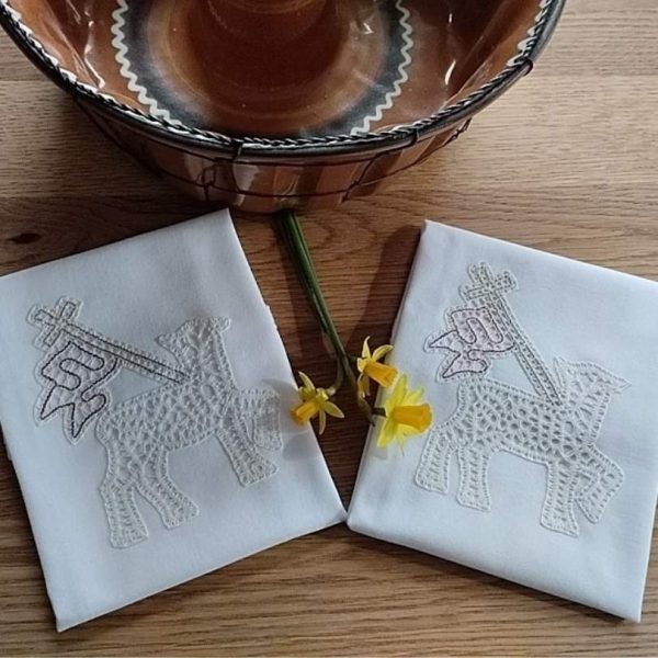 velikonočni prtiček s klekljanim jagenjčkom