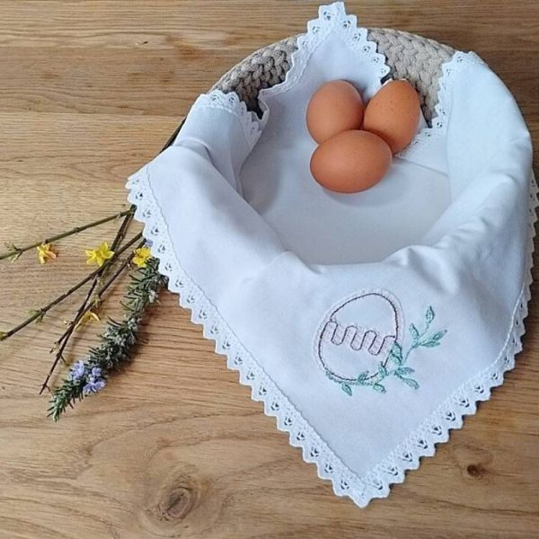 Velikonočni prtiček s klekljanim pirhom in oljčno vejico