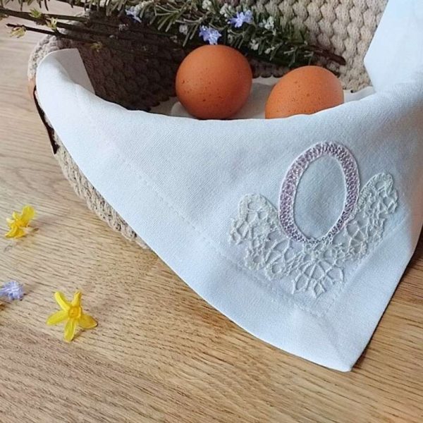 Velikonočni prtiček s klekljanim pirhom