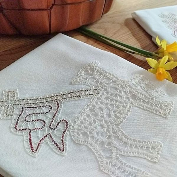 Velikonočni prtički s klekljano čipko