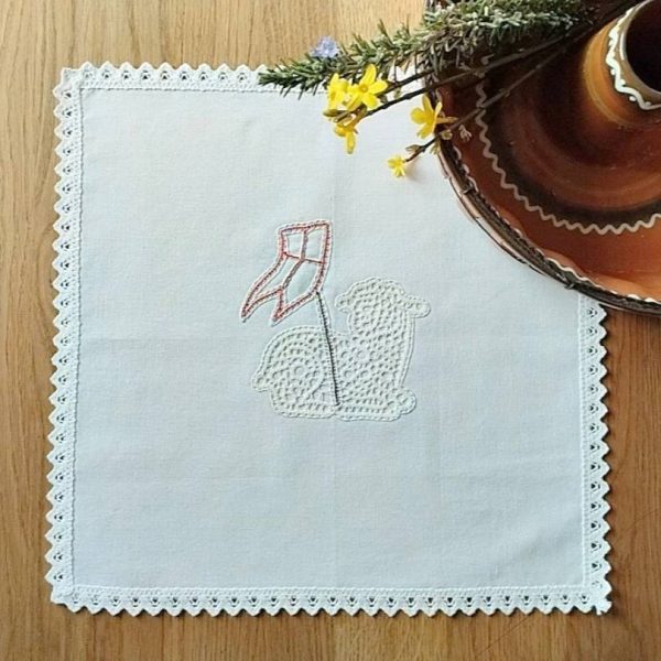 velikonočni prtiček Jagnje ležeče z bandero