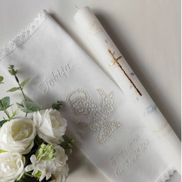 Komplet krstne sveče in krstnega prtička s klekljanim angelčkom