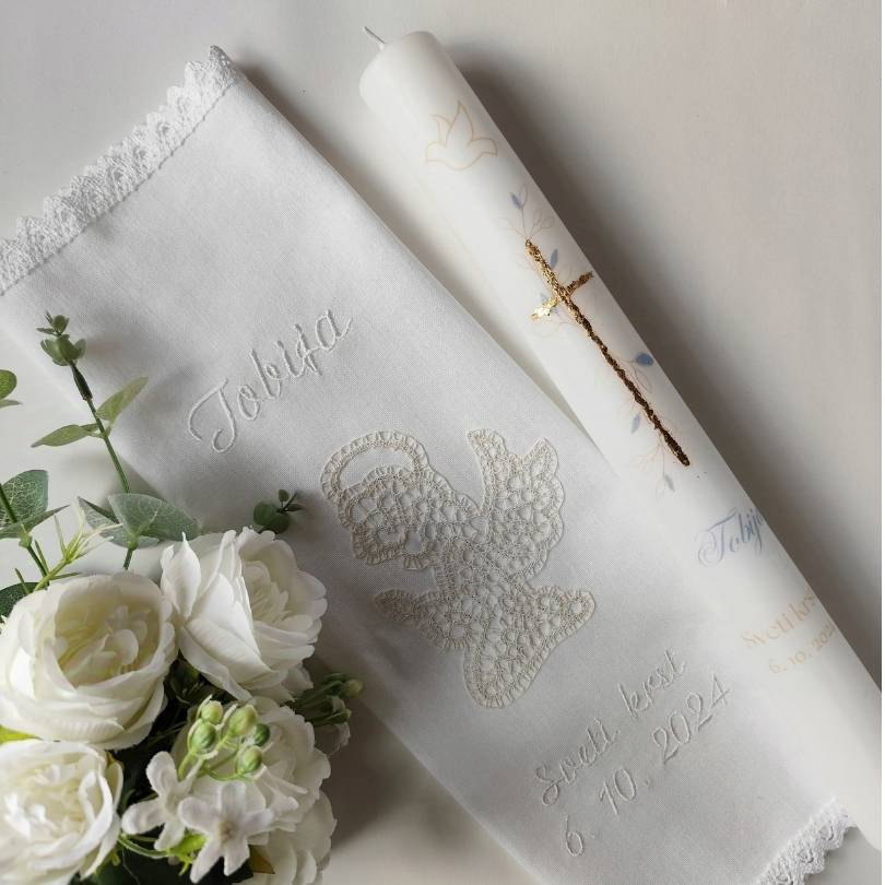 Komplet krstne sveče in krstnega prtička s klekljanim angelčkom