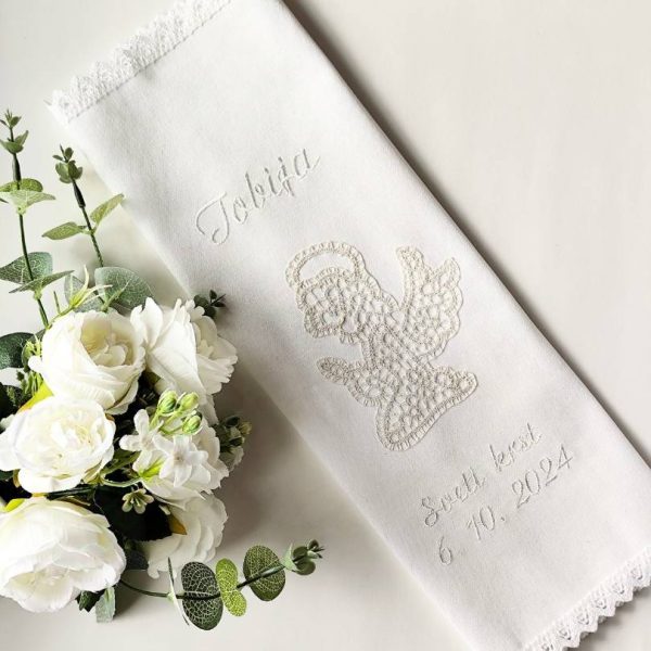 Krstni prtiček s klekljanim angelčkom