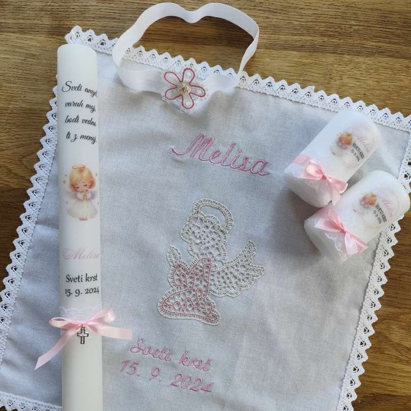 Komplet krstne sveče in krstnega prtička s klekljanim angelčkom - slika 11
