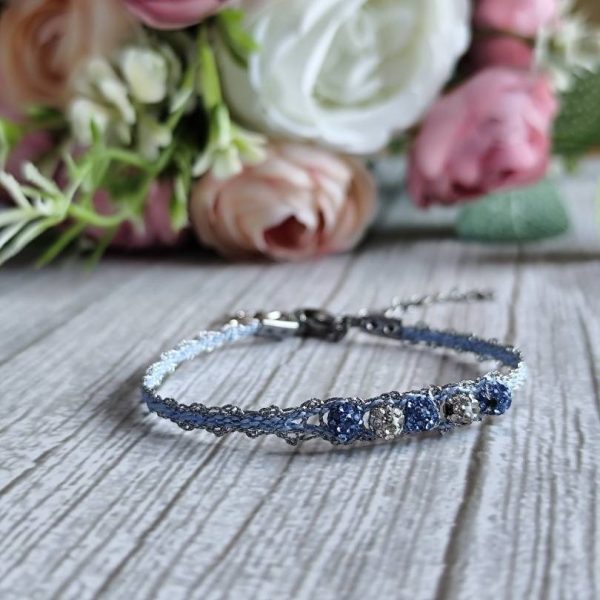 Ozka klekljana zapestnica s svetlikajočimi perlicami