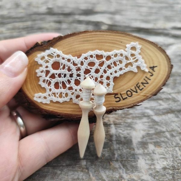 Obeski za ključe in magnetki s klekljano čipko