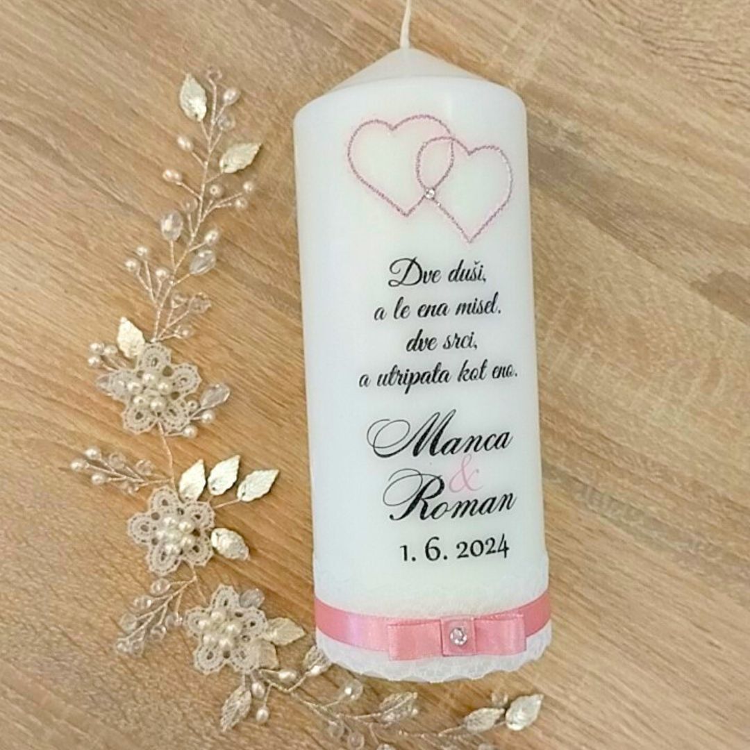 Poročna sveča s klekljanima srčkoma