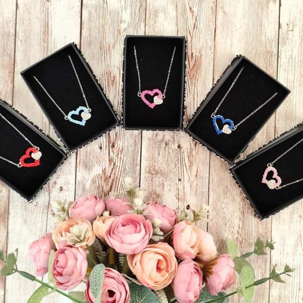 verižica s klekljanim srčkom