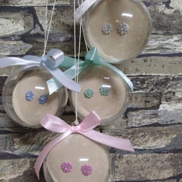 Mini klekljani uhančki, skrbno ročno izdelani, shranjeni v prozorni novoletni bunki – popolno praznično darilo, že pripravljeno za podarjanje.