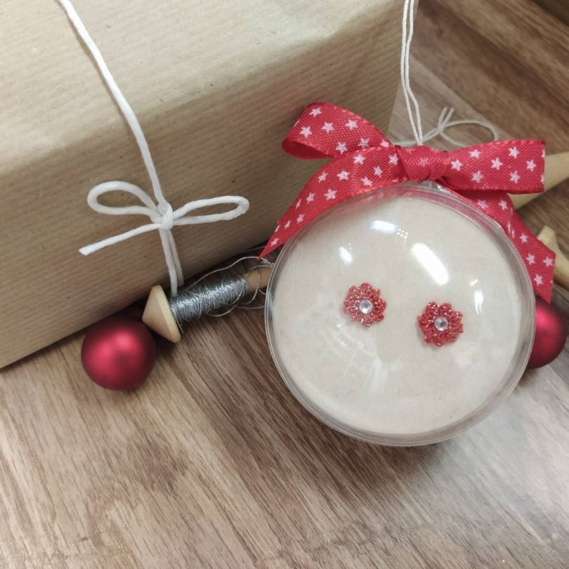 Mini klekljani uhančki, skrbno ročno izdelani, shranjeni v prozorni novoletni bunki – popolno praznično darilo, že pripravljeno za podarjanje.