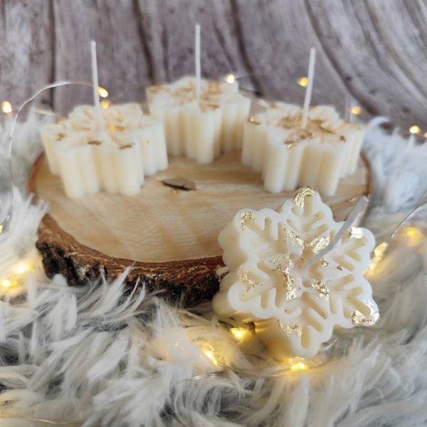 Odkrij čarobni komplet svečk v obliki snežinke z zlatimi lističi. Ročno izdelane, elegantne in popolne za praznično dekoracijo ali darilo. Ustvari toplino in sijaj doma!
