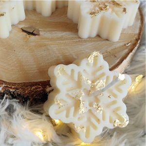 Odkrij čarobni komplet svečk v obliki snežinke z zlatimi lističi. Ročno izdelane, elegantne in popolne za praznično dekoracijo ali darilo. Ustvari toplino in sijaj doma!