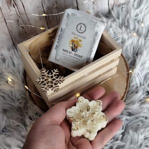 Darilni zabojček z naravnim milom, dišečo svečko in lesenim okrasom. Popolno ročno izdelano darilo za praznike in posebne priložnosti.