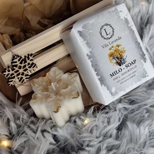 Darilni zabojček z naravnim milom, dišečo svečko in lesenim okrasom. Popolno ročno izdelano darilo za praznike in posebne priložnosti.