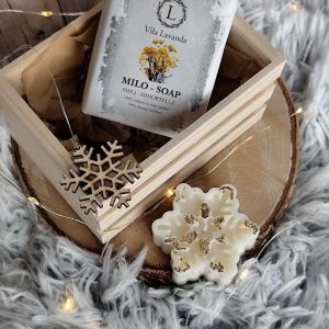 Darilni zabojček z naravnim milom, dišečo svečko in lesenim okrasom. Popolno ročno izdelano darilo za praznike in posebne priložnosti.