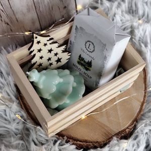 Darilni zabojček z naravnim milom, dišečo svečko in lesenim okrasom. Popolno ročno izdelano darilo za praznike in posebne priložnosti.