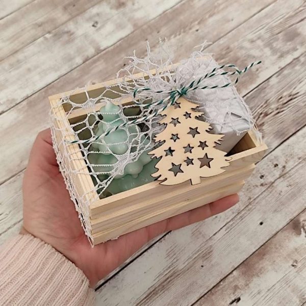 Darilni zabojček z naravnim milom, dišečo svečko in lesenim okrasom. Popolno ročno izdelano darilo za praznike in posebne priložnosti.