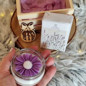 Darilni zabojček z naravnim milom, dišečo svečko in lesenim okrasom. Popolno ročno izdelano darilo za praznike in posebne priložnosti.