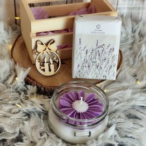 Darilni zabojček z naravnim milom, dišečo svečko in lesenim okrasom. Popolno ročno izdelano darilo za praznike in posebne priložnosti.