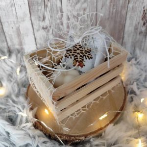 Darilni zabojček z naravnim milom, dišečo svečko in lesenim okrasom. Popolno ročno izdelano darilo za praznike in posebne priložnosti.