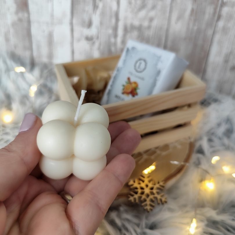 Darilni zabojček z naravnim milom, dišečo svečko in lesenim okrasom. Popolno ročno izdelano darilo za praznike in posebne priložnosti.