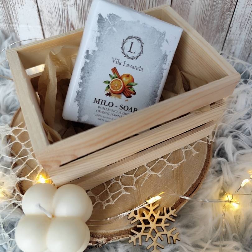 Darilni zabojček z naravnim milom, dišečo svečko in lesenim okrasom. Popolno ročno izdelano darilo za praznike in posebne priložnosti.