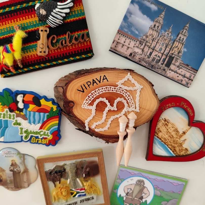 Ročno izdelan magnetek s slovensko klekljano čipko