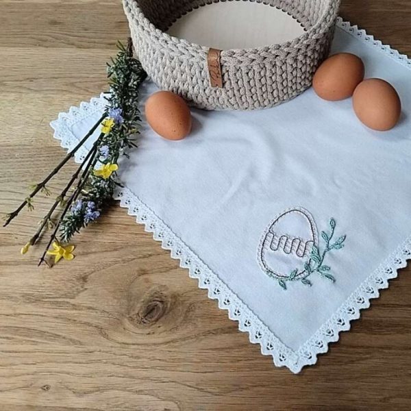 Velikonočni prtiček s klekljanim pirhom in oljčno vejico