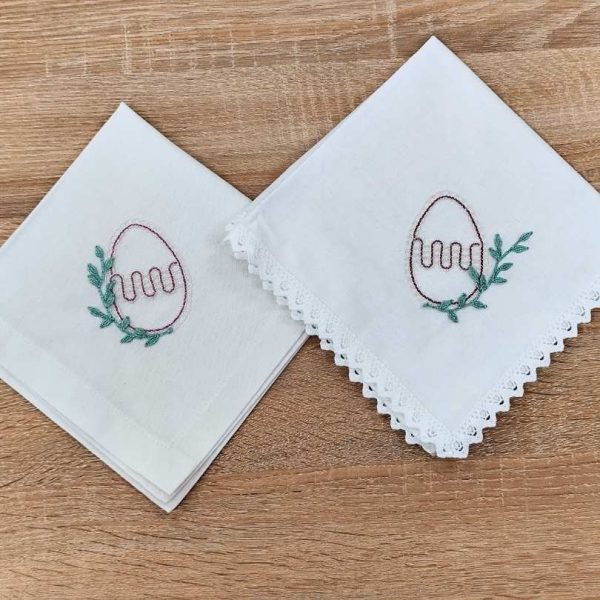 velikonočni prtiček s klekljanim pirhom in oljčno vejico