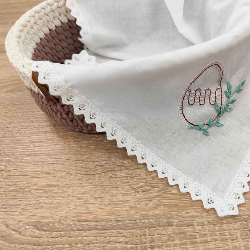 Velikonočni prtiček s klekljanim pirhom in oljčno vejico - slika 3