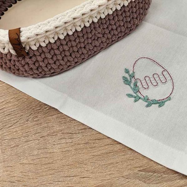 velikonočni prtiček s klekljanim pirhom in oljčno vejico