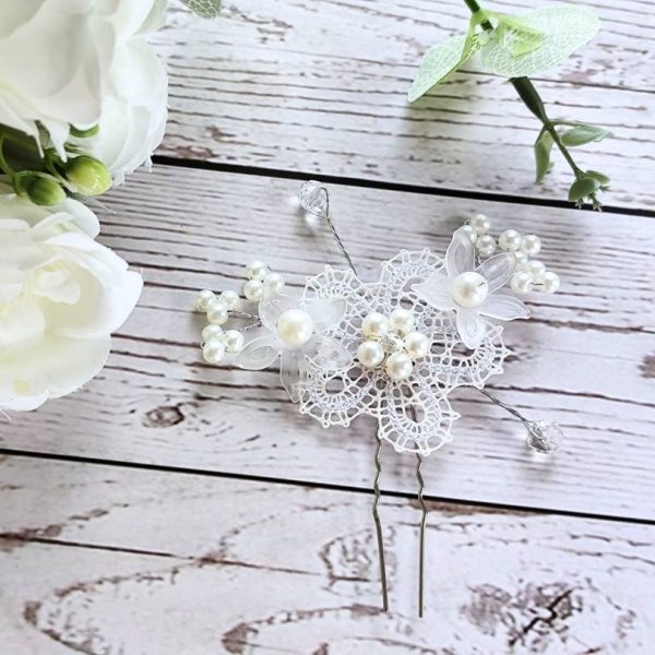 Unikatna lasnica z ročno klekljano rožico in perlicami