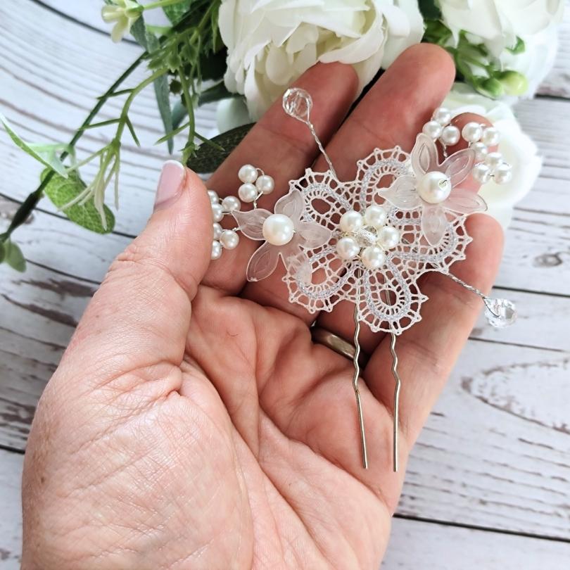 Unikatna lasnica z ročno klekljano rožico in perlicami - slika 2