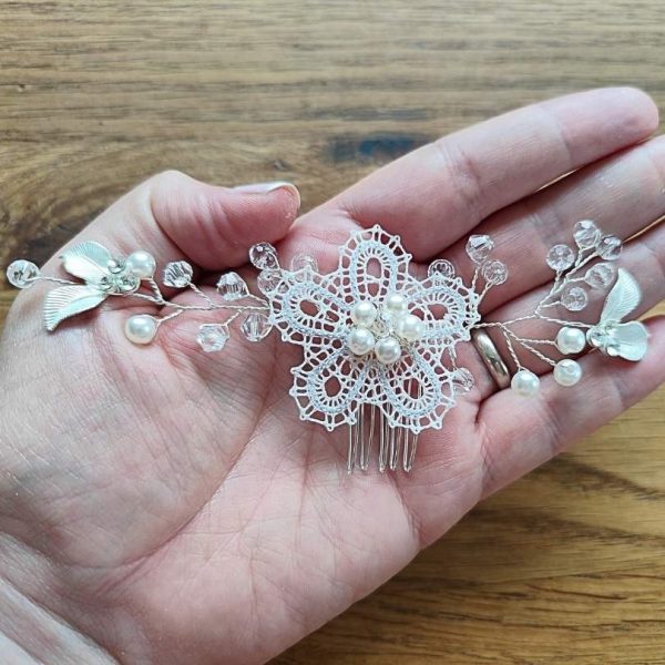 Ročno izdelan glavniček s klekljano rožico in kovinskimi listki je popoln poročni lasni dodatek, primeren tudi za frizure za prvo sveto obhajilo ali birmo