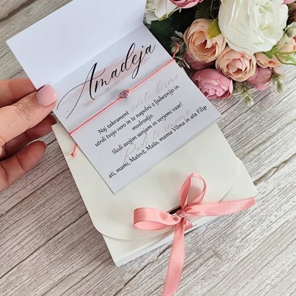 Darilo za birmo: personalizirana kartica z zapestnico s klekljanim srčkom